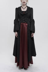 Manteau gothique pour femme en jacquard noir, court devant, long derrière, avec revers, perles et chaîne, grands poignets avec garniture en dentelle, sangle arrière, fin et long